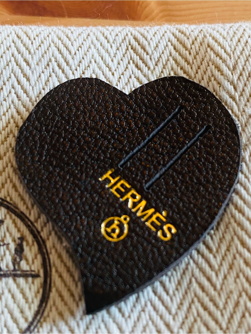 🛍️ Hermès Authentic Petit H Blue Heart Leather Charm with Ribbon - Picture 3 of 14